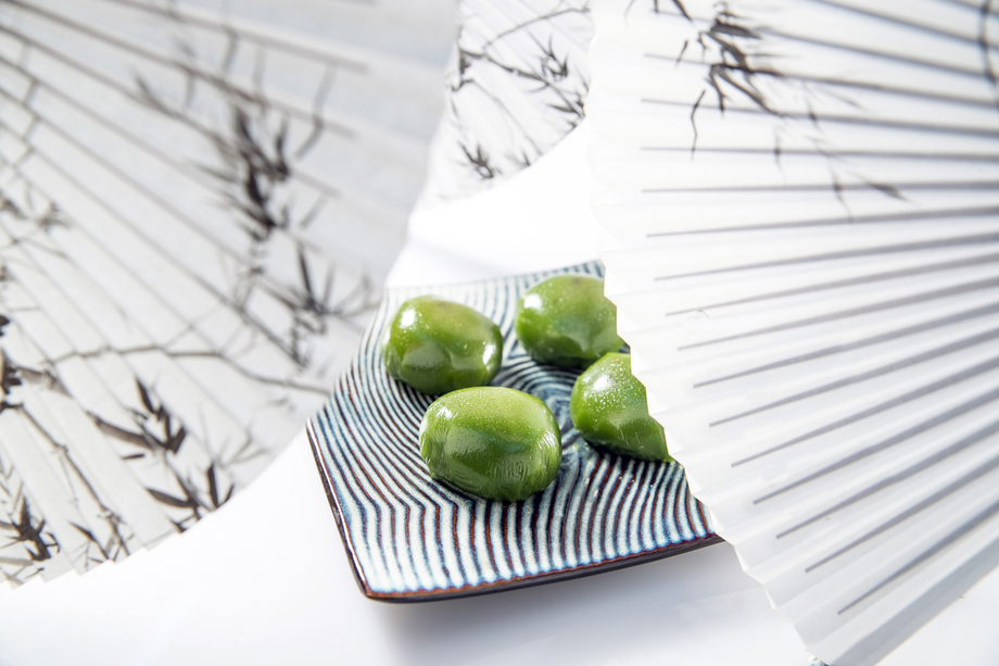 油纸伞下的一盘青团图片 油纸伞下的一盘青团图片