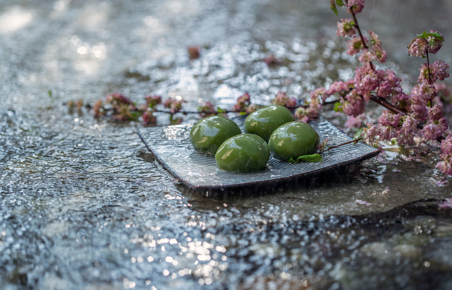 雨中石板上的青团和桃花图片