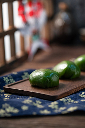 碎花桌布上托盘里的青团图片