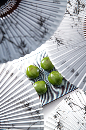 油纸伞下的青团图片