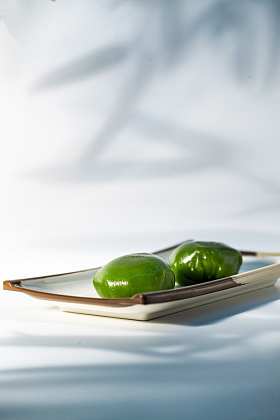 竹叶影子和两个青团图片