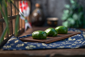 碎花桌布上托盘里的青团