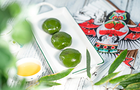 桌子上的青团和风筝照片