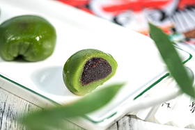 盘子里切开的青团图片