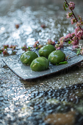 雨中的青团图片
