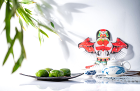 竹叶下的风筝和青团茶具