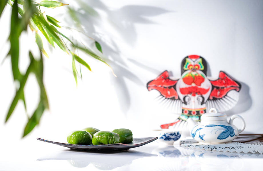 竹叶下的风筝和青团茶具