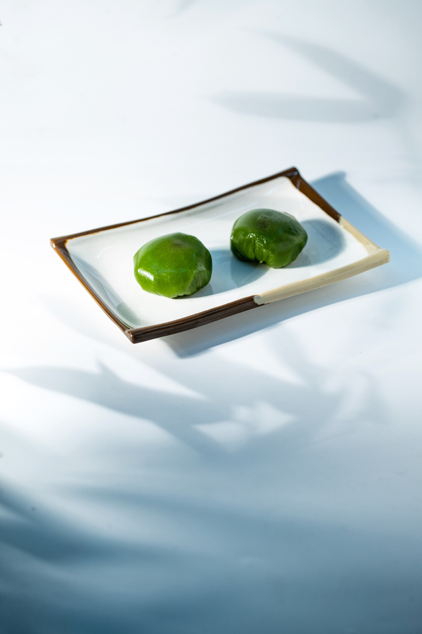 竹叶影子和两个青团照片 竹叶影子和两个青团照片