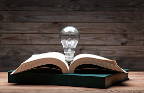 桌子上的书和灯泡