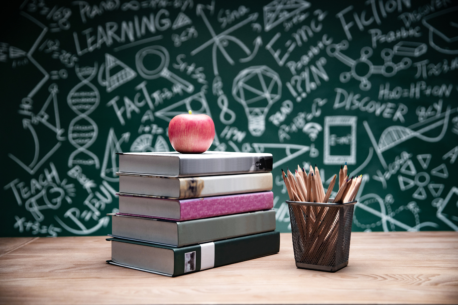 黑板画前的桌子上的书和文具照片 黑板画前的桌子上的书和文具照片