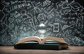 黑板画前打开的书和灯泡图片