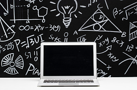 黑板上的粉笔画和笔记本电脑