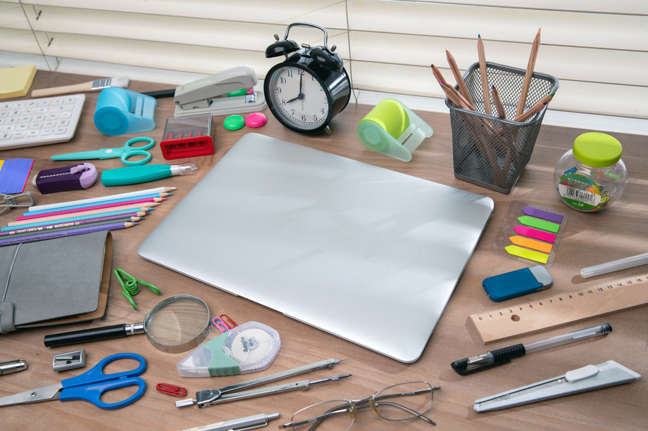 桌子上的居家办公用品图片 桌子上的居家办公用品图片