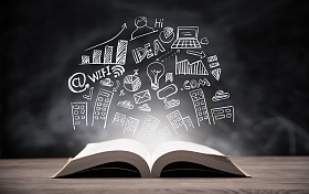 黑板画和桌子上打开的书