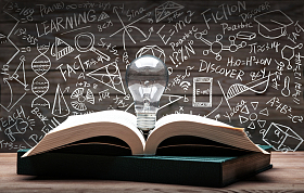 黑板画前打开的书和灯泡