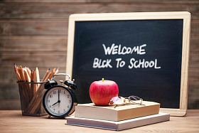 桌面上的小黑板和学习用品图片