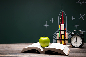 文具创意火箭和桌子上的书