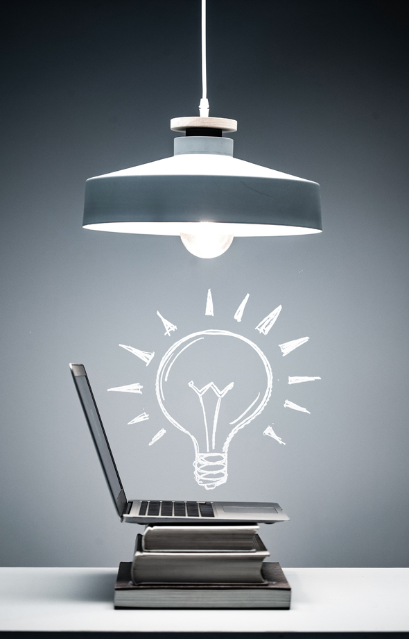 吊灯下的书和笔记本电脑图片 吊灯下的书和笔记本电脑图片