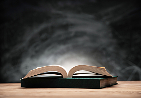 黑板前桌子上的书图片