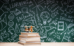 黑板画前桌子上的书和飞机模型