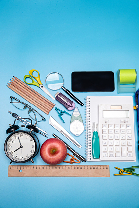 办公用品和苹果照片