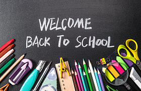 黑板上的英文单词和文具用