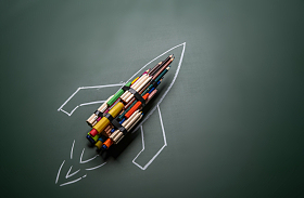 黑板画和文具组成的创意火箭图片