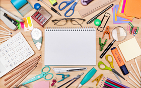 桌面上大量的办公用