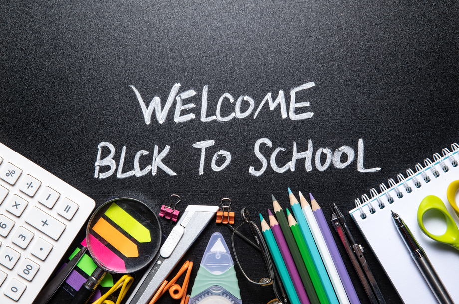 黑板上的英文单词和文具用 黑板上的英文单词和文具用