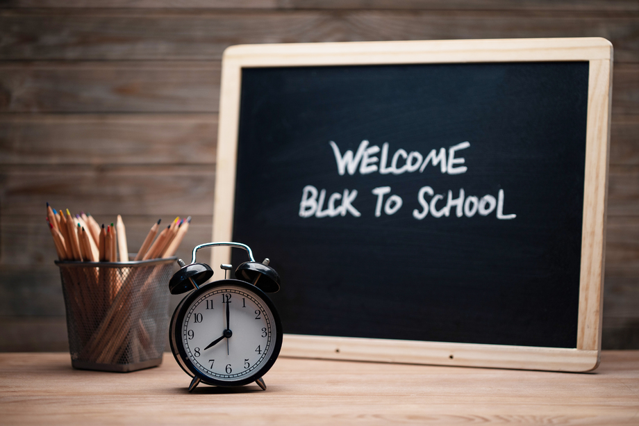 桌子上的小型黑板和闹钟