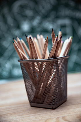 笔筒里的木质彩色铅笔照片