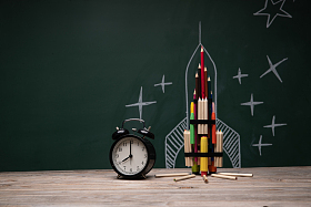 文具创意火箭和桌子上的闹钟图片