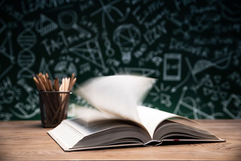 黑板画前的桌子上摊开的书 黑板画前的桌子上摊开的书