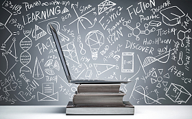 黑板画前桌子上的书和电脑