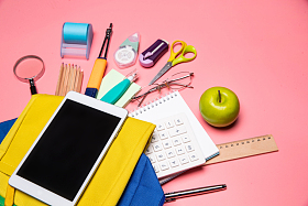 书包里的学习用品和苹果照片