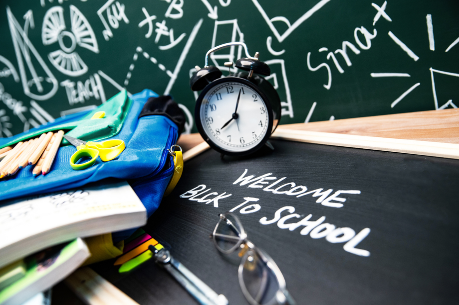 黑板前的桌子上堆满了学习用 黑板前的桌子上堆满了学习用