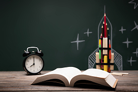 文具创意火箭和桌子上的书图片