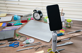 桌子上的居家办公用品图片