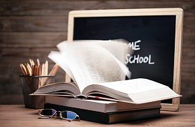 桌面上的小黑板和学习用