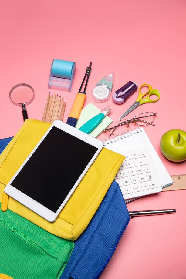 书包里的学习用品和苹果 书包里的学习用品和苹果