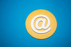 蓝色背景下的邮箱符号