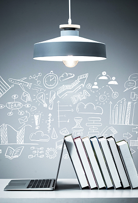 吊灯下的书和笔记本电脑粉笔画