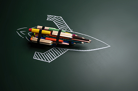 黑板画和文具组成的创意火箭