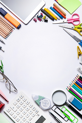 白色桌面上的办公用品图片