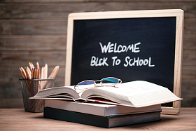 桌面上的小黑板和学习用