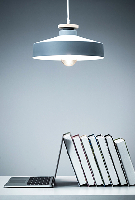 吊灯下的书和笔记本电脑图片