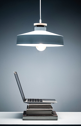 吊灯下的书和笔记本电脑照片