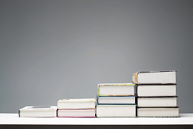 桌子上摆放着从低到高的书