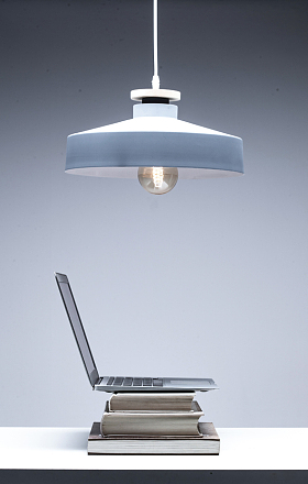 吊灯下的书和笔记本电脑图片