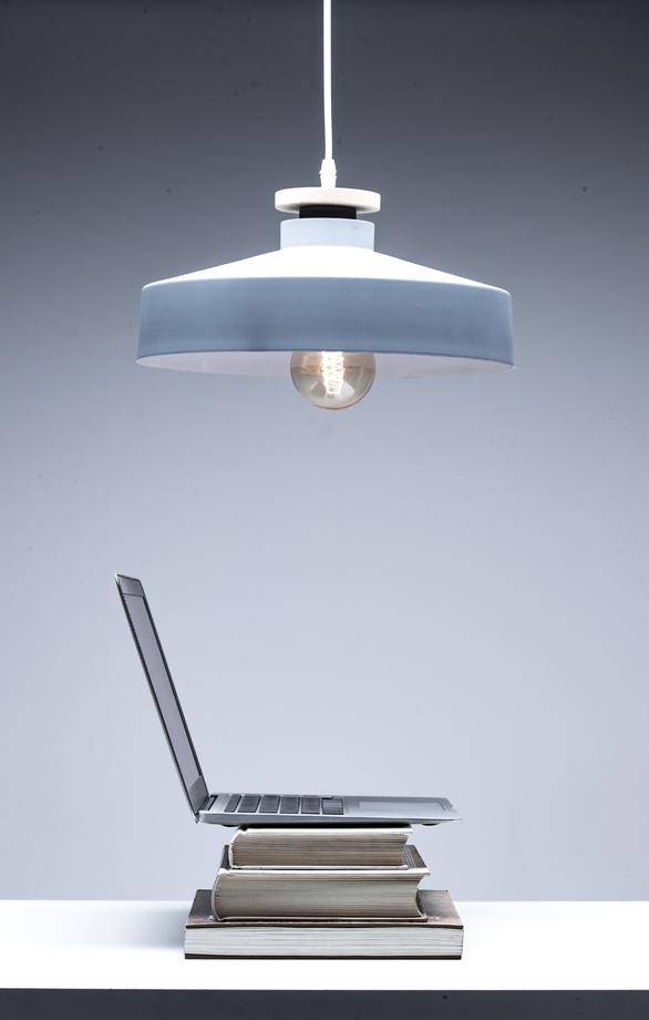 吊灯下的书和笔记本电脑图片